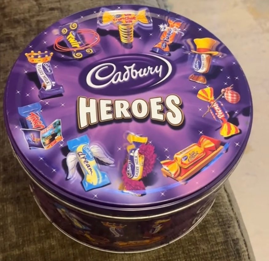Cadbury Heroes Chocolate Tub, 1.5kg